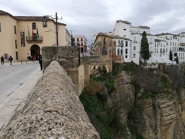 Bridge looking towards Casco Histórico. Photo © snobb.net